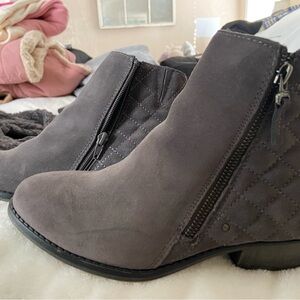 Earth Origins Collette Cheryl Ankle Boots, Grey suede Like New
